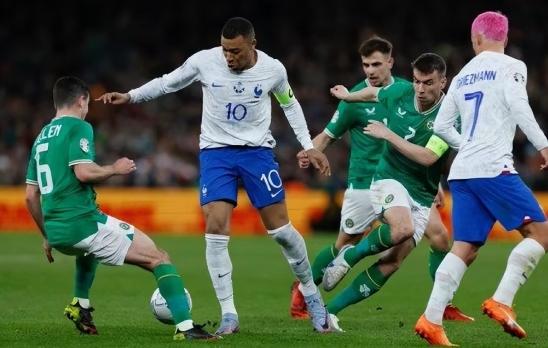 法国队险胜爱尔兰，姆巴佩表现欠佳成焦点，稳定性仍需提高