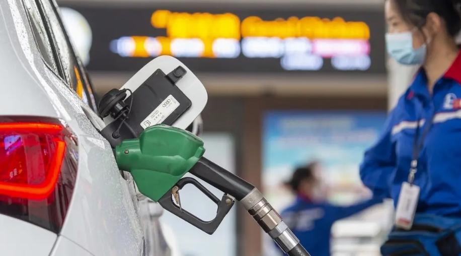 油价迎来今年来最大降幅！消费者加油少花13元！