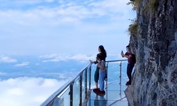 张家界景区自杀事件调查：4名游客从天门山玻璃栈道跳崖 