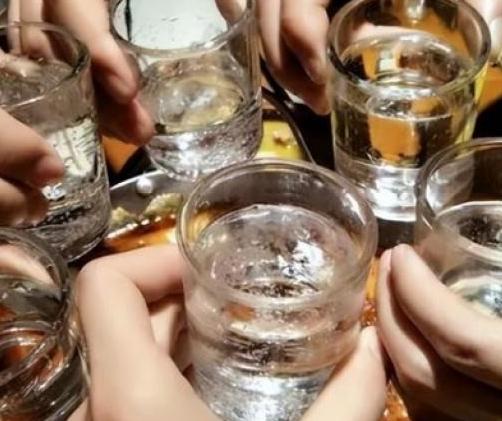 云南峨山县干部公务接待喝20元白酒被处分，纪委：不是价格的问题