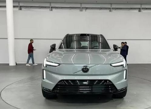沃尔沃EX90亮相2023上海车展：纯电动旗舰SUV你觉得怎么样？