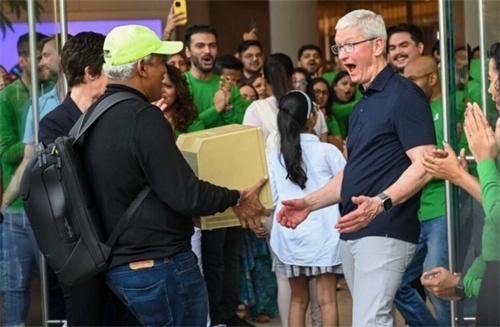 苹果CEO库克惊讶！印度首家苹果零售店开幕，有顾客携带Macintosh Classic参加
