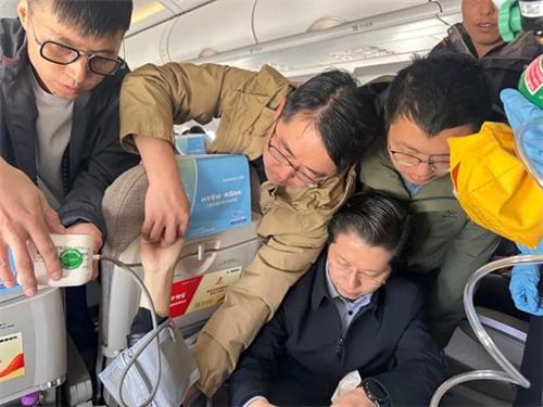万米高空中女子突发身体不适发抖冒汗，碰巧遇上了上海援青医疗队