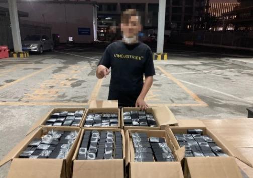 海关在横琴查获跨境客车走私5800块手机电池案