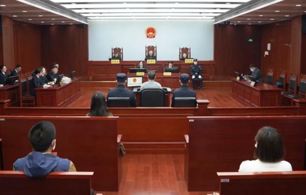 上海二中院一审公开开庭审理被告人侯晓飞以危险方法危害公共安全案