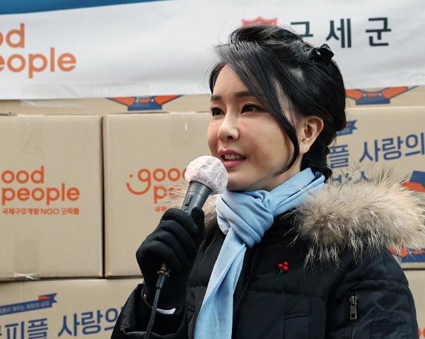 韩国第一夫人金建希支持禁食狗肉引养狗农户抗议：是否有权力代表政府作出承诺？