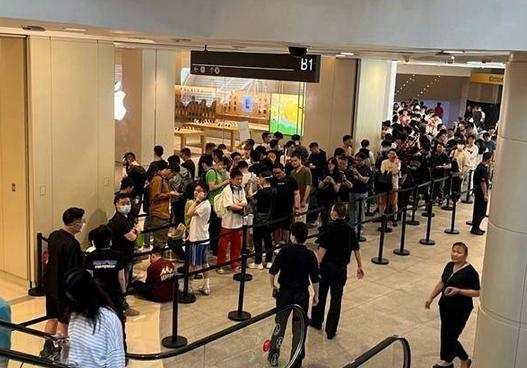 深圳迎来第二家Apple Store，果粉排队购买iPhone 15