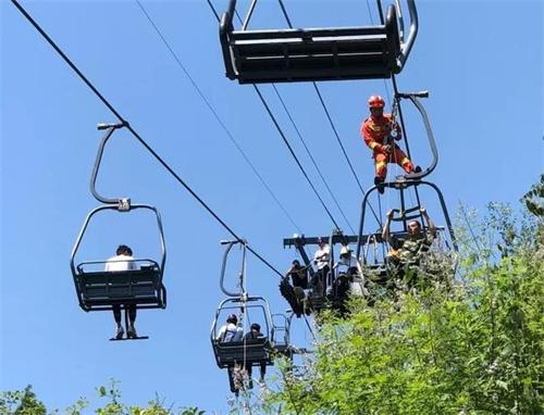 游客在高空缆车内打架全车人惊呼 太危险