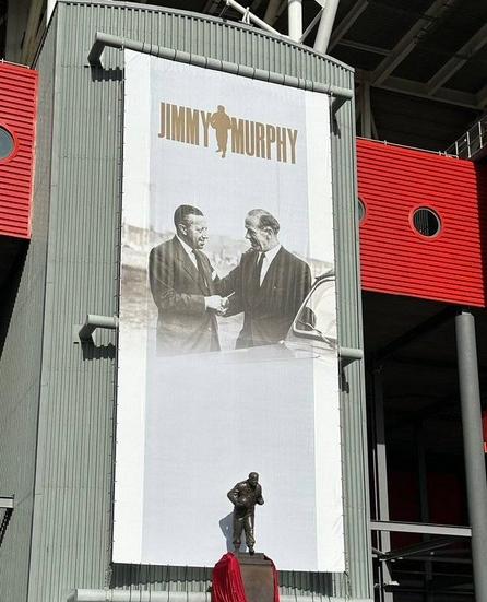曼联揭幕吉米-墨菲传奇教练雕像，缅怀红魔精神