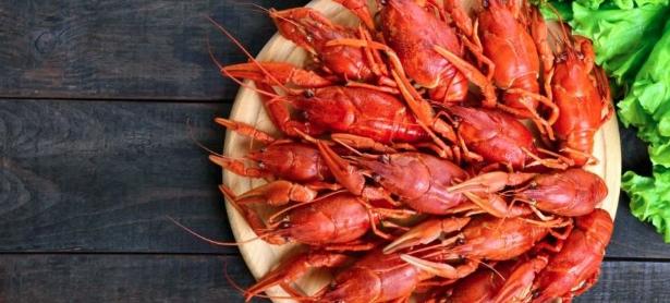万人大聚会！吃遍十余种口味小龙虾，但你知道吃小龙虾需要注意什么吗？