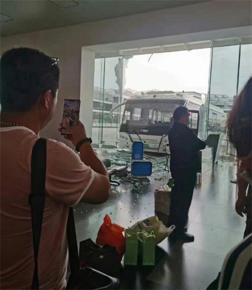 摆渡车撞破厦门机场T3航站楼玻璃幕墙，无人受伤