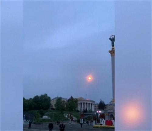 乌克兰基辅市区遭无人机袭击，幕后黑手引发争议
