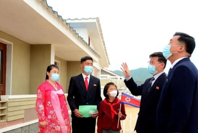 朝鲜多个农村乔迁新居，村民载歌载舞庆祝新家落成