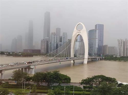 广州暴雨袭击：两个应急响应已启动，逾百个预警生效