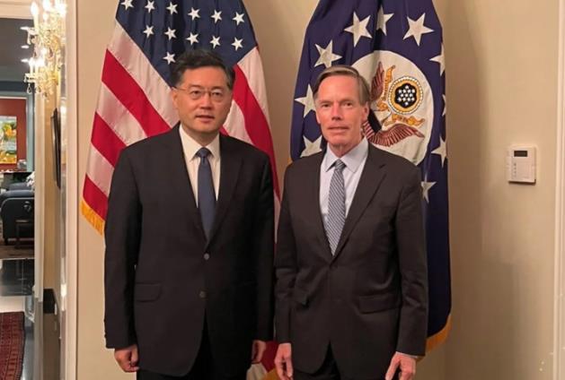 秦刚与美国驻华大使伯恩斯会面，就中美关系交换意见