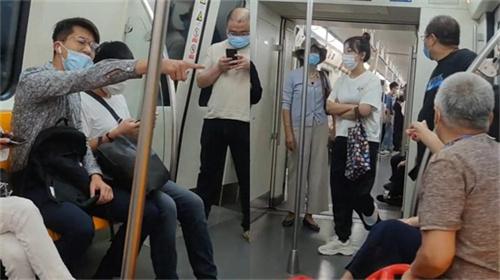 大爷地铁内教育情侣到北京要懂规矩