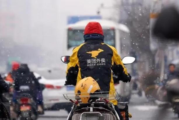 外卖送餐安全与便利：山东淄博小区专用自行车引发争议