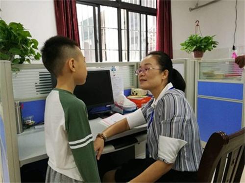 让学生跪地爬行 涉事教师停职调查 教育局已介入