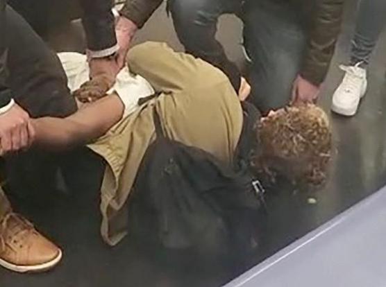 美国退伍军人在纽约地铁扼杀黑人流浪者，引发公众抗议