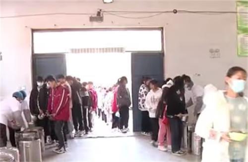 北京印刷学院食堂食品中毒事件，多名学生出现呕吐症状