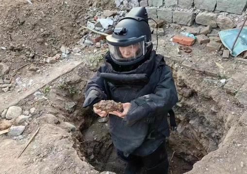 村民挖出102枚手榴弹 警方安全运输至销毁地点