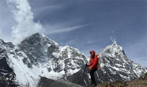 中国16岁女高中生成功登顶珠峰 第一人