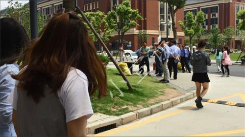 上海研一学生6楼坠亡 家长前往学校找寻真相