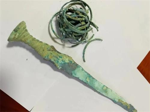 云南保山小伙捐赠古青铜剑和青铜手镯残片，博物馆举行捐赠仪式
