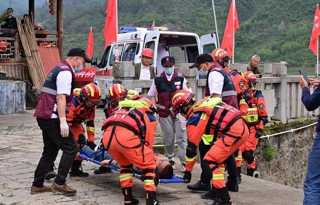 悲剧！广西14人超载车辆翻下悬崖，11人遇难，现场惊现境外偷渡人员