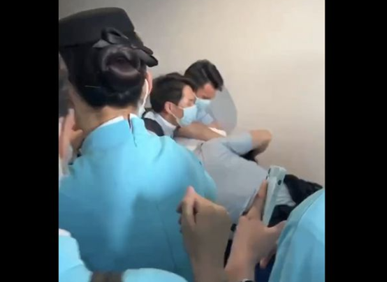 网传厦航飞行员在女厕偷拍被抓现行 厦航客服：正在核实