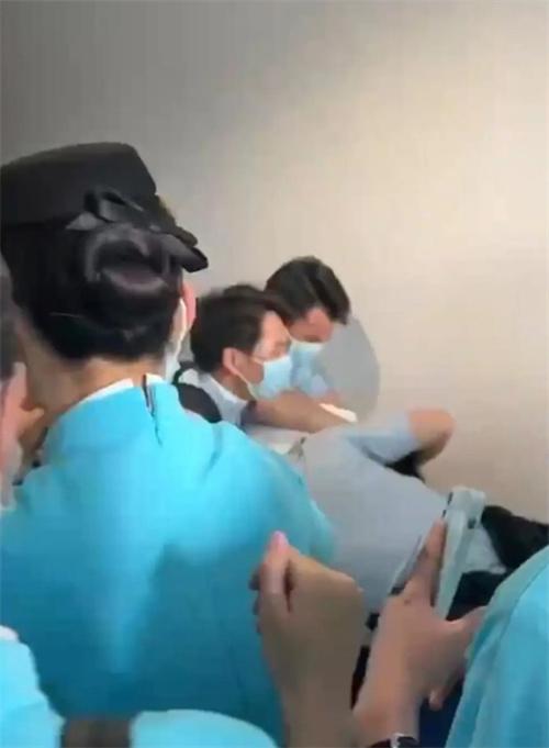 厦门航空乘务员被飞行员现行偷拍女厕所事件曝光，客服表示正在核实