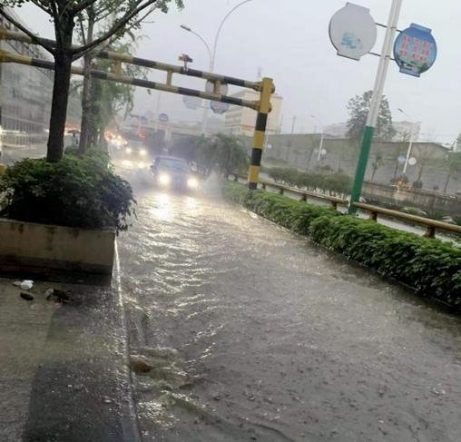桂林市突降大雨，多路段积水，小学和幼儿园停课半天