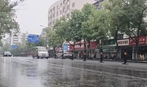 江西部分地区持续暴雨，明天雨带南移减弱