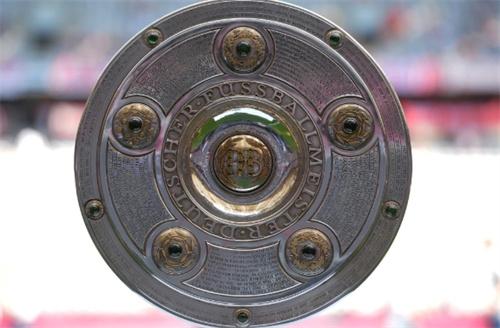 德甲冠军奖杯将亮相多特主场，拜仁备战复制版