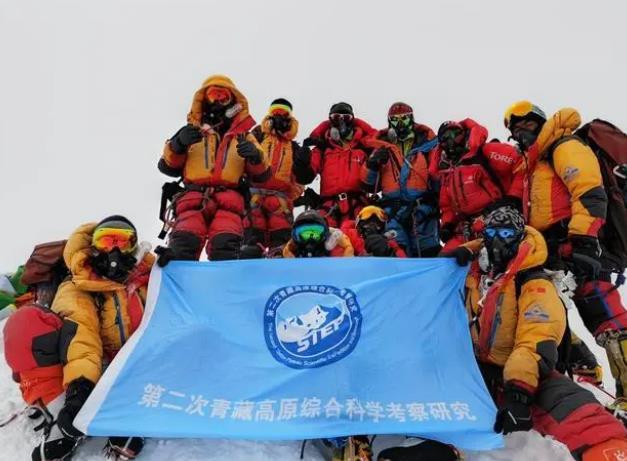 珠峰科考：13名科考人员成功登顶，壮丽一刻被永久定格