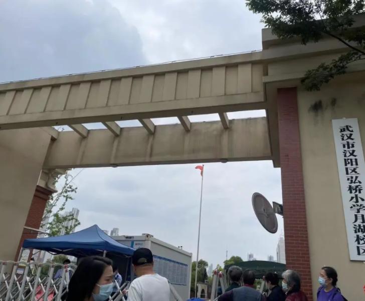 汉阳区弘桥小学事故引发争议，涉事学校未实行人车分流