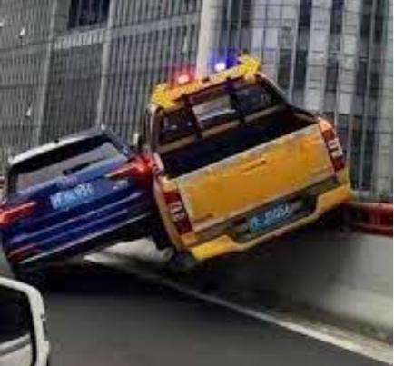 上海交通事故引发热议：争斗过程曝光，两车驾驶员被警方控制
