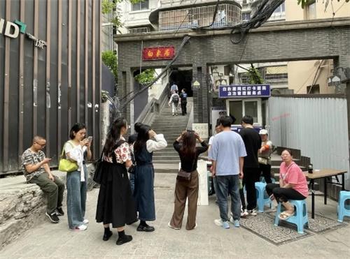 重庆网红小区限制参观：每天迎来数万游客，甚至有人闯入居民家中