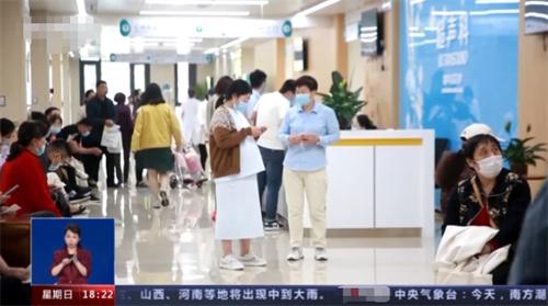 新冠病毒二次感染解答：年轻人症状轻，嗓子疼需自行观察还是就医？