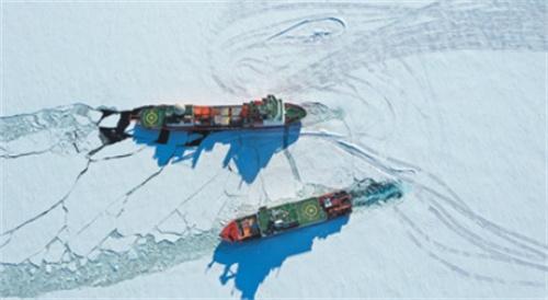 中国南极考察队成功完成第三十九次南极考察任务，雪龙2号和雪龙号联手破冰，建成南极首个雪橇式冰雪跑道机场