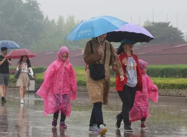 下雨天带来的不同心情与应对方式