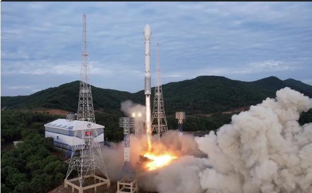 朝鲜发射卫星失败，首次公开火箭升空照片
