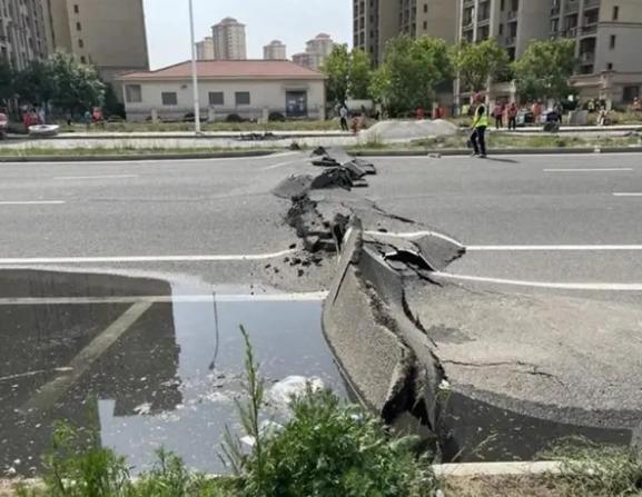 天津一道路炸裂致近3000住户撤离，专家：开裂沉降与地热井关系不大