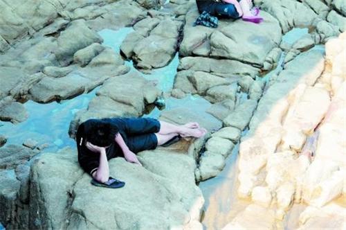 女子为拍照被卷入海中不幸身亡 注意安全