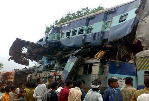 印度列车相撞事故已致死伤超千人 紧急救援
