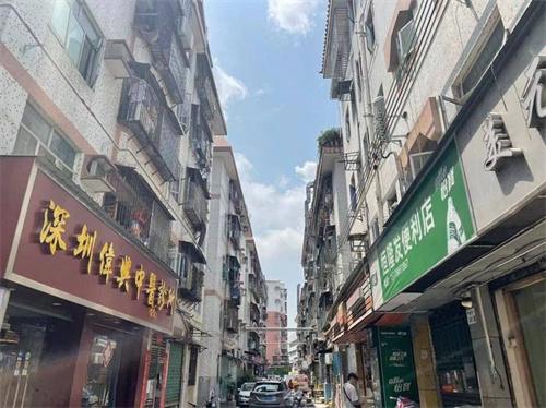 广东深圳一城中村统租改造惹非议 部分租客被通知搬离