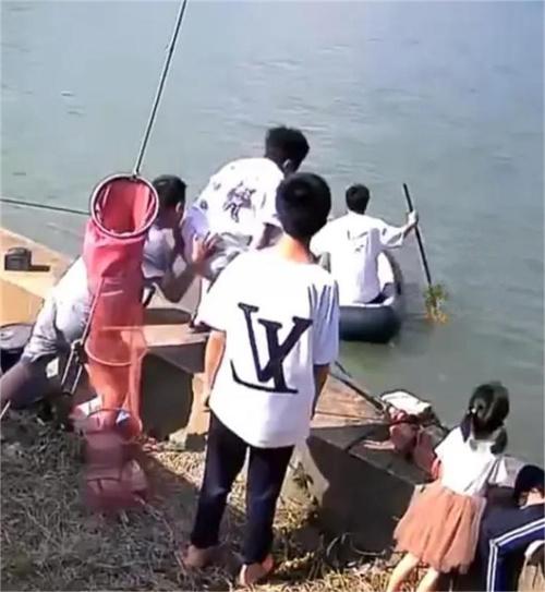 男子钓鱼时被朋友推入鱼塘 掉进水的前一秒赶紧扔出手机