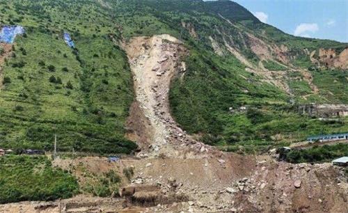 四川山体垮塌已致19死原因正调查 展开施救