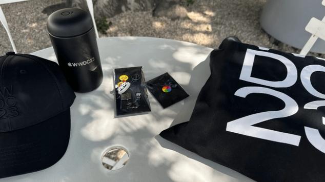 苹果为WWDC23开发者准备限量版礼品包，包含手提袋和徽章