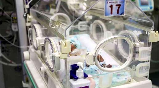 婴儿遗留医院大厅事件：医护人员迅速照顾新生儿